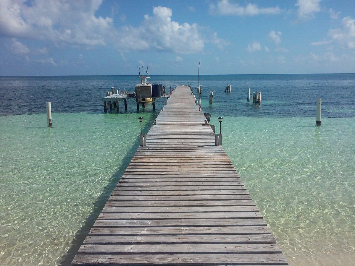 море причал. пирс на пляже. море причал. голубое море. мостик на пляже.