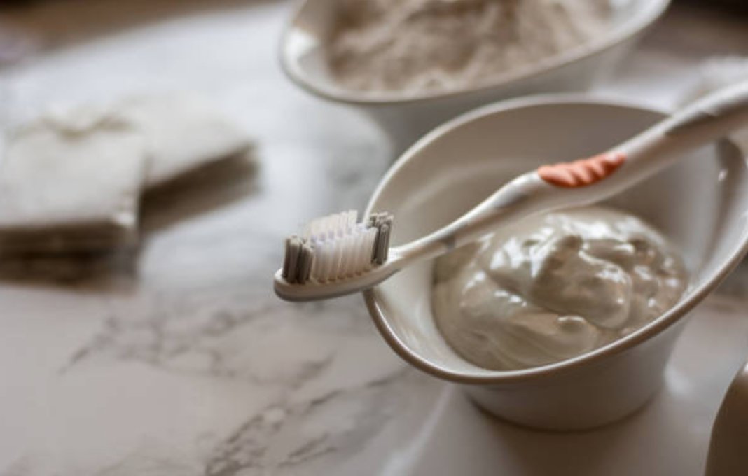 DentistasVR's tweet photo. Lo de hoy es consumir productos lo más natural posible y en pastas dentales no podemos quedar atrás, para preparar tu propia pasta orgánica dental te recomendamos la mezcla de tres ingredientes: #aceitedecoco, #bicarbonato, #caolin y unas gotas de #aceite de menta. 😌 https://t.co/4aLKoU9aU7