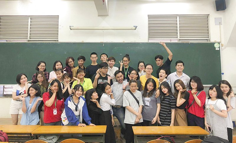 Sinh viên lớp K21PR5, PR6 – ngành Quan hệ Công chúng may mắn đã được trò chuyện trực tiếp với VJ Dustin Phúc Nguyễn, hỗ trợ môn học “Sản xuất chương trình video”. Mời bạn xem thêm: goo.gl/fAEQVz