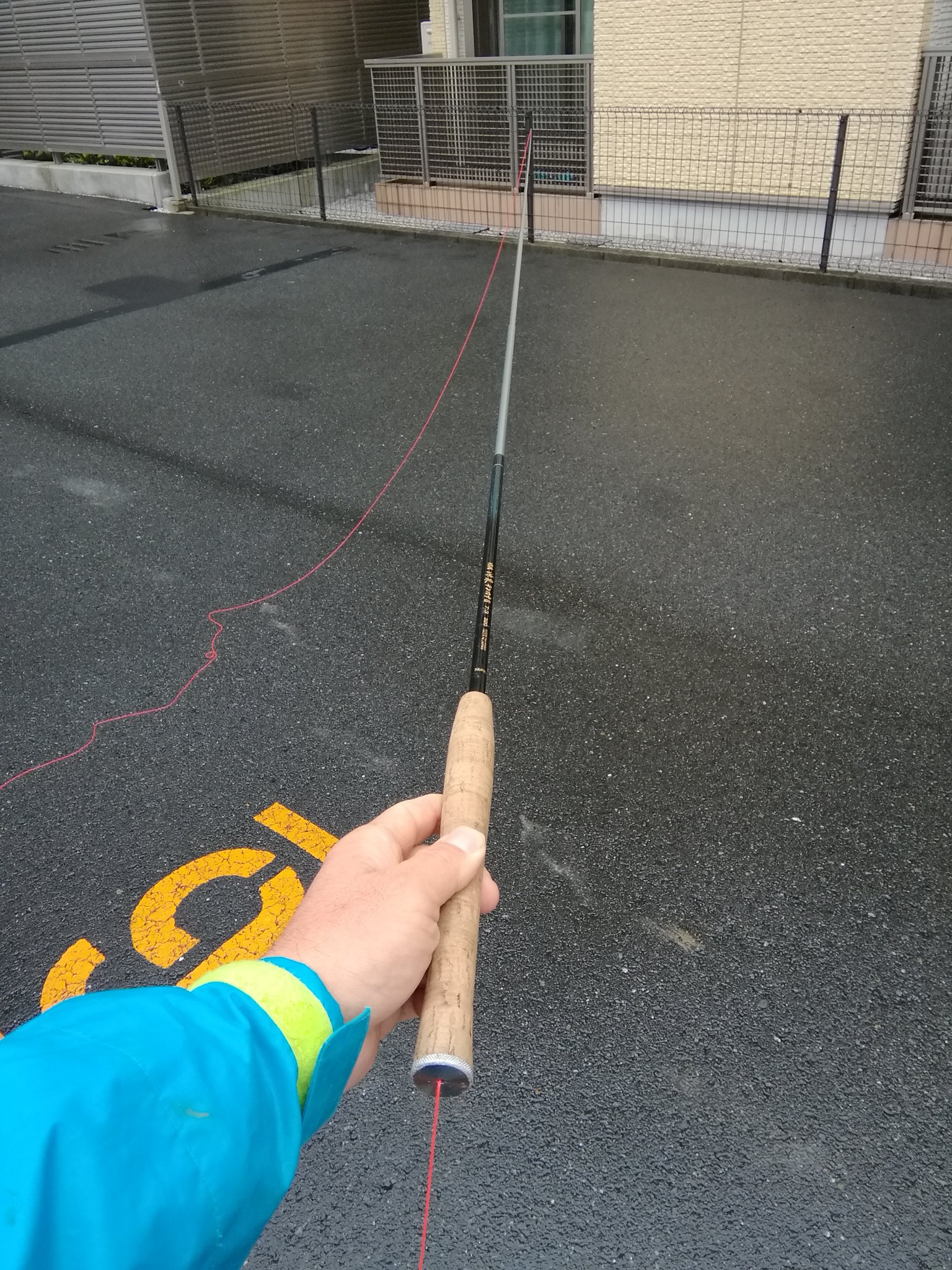 スター ひろじ テンカラ大魔王 今 試作中の中通しテンカラ竿に水糸を通して振ってみたがいい感じだ グリップは壊れたテンカラ竿 の余りにこの前のハエ竿をドッキング 穂先を取って水糸を通してみた 長さは８尺 調子も硬すぎず柔らか過ぎず