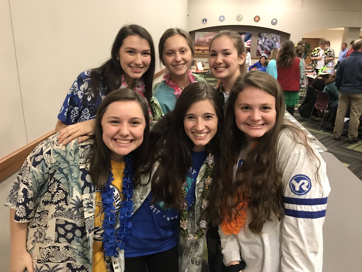 YouthResources's tweet photo. TAC’s Development Committee is hosting their 7th annual Trivia Night and it is PACKED! Thank you to all of our awesome teams for coming out and supporting the Teen Advisory Council! #TACtime https://t.co/x6aANWIGFH