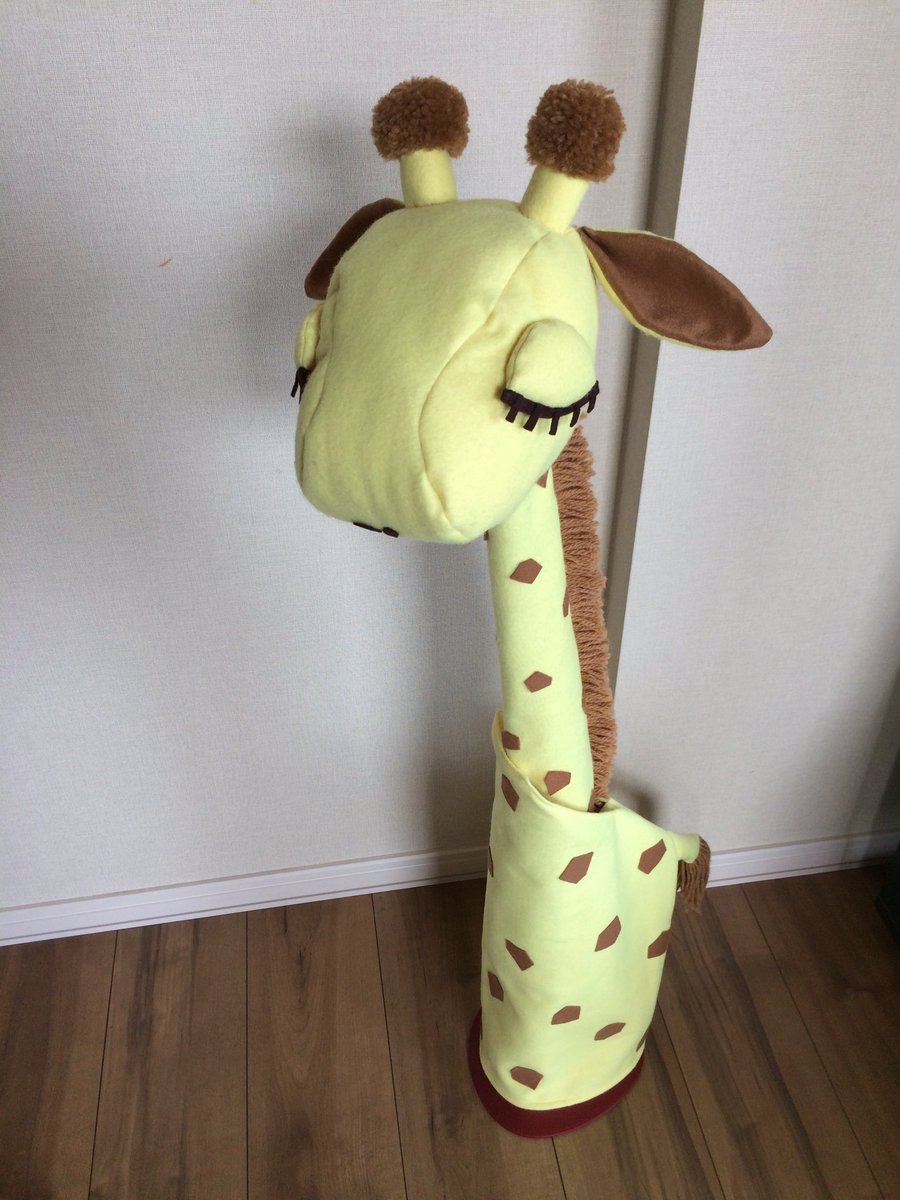 tebokko's tweet photo. これも見せる収納？
ふと思いついて、ダスキンモップのカバーを作ってみました☆ 
名付けて…ダスキリン？
こうなると横のスタイルクリーナーも何かしたくなる…
#ダスキン #ベーシック3 #スタイルフロアララ #ハンドメイド #フロアモップカバー #百均大判フェルト #見せる収納 #こんな商品欲しかった https://t.co/xJr4PjXQCu