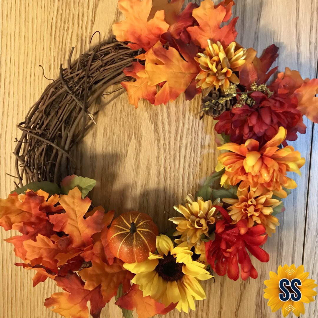 Seasonal wreaths make everything brighter! Follow me Instagram for more fall decor!🍁
#HobbyLobbyFinds #homedecor