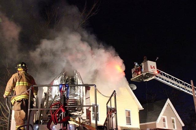 KempterFireWire's tweet photo. Ladder work”.... Springfield Ladder 8 and Springfield Ladder 1 open the roof at fire in springfield on Quincy st back in 2012... #TBT @ctfirephotographers @piercemfg @minutemanfirerescue #springfieldfire @ctfirephotographers @firephoto25 https://t.co/9yC9Sc8UJB https://t.co/1qF9pfAgby