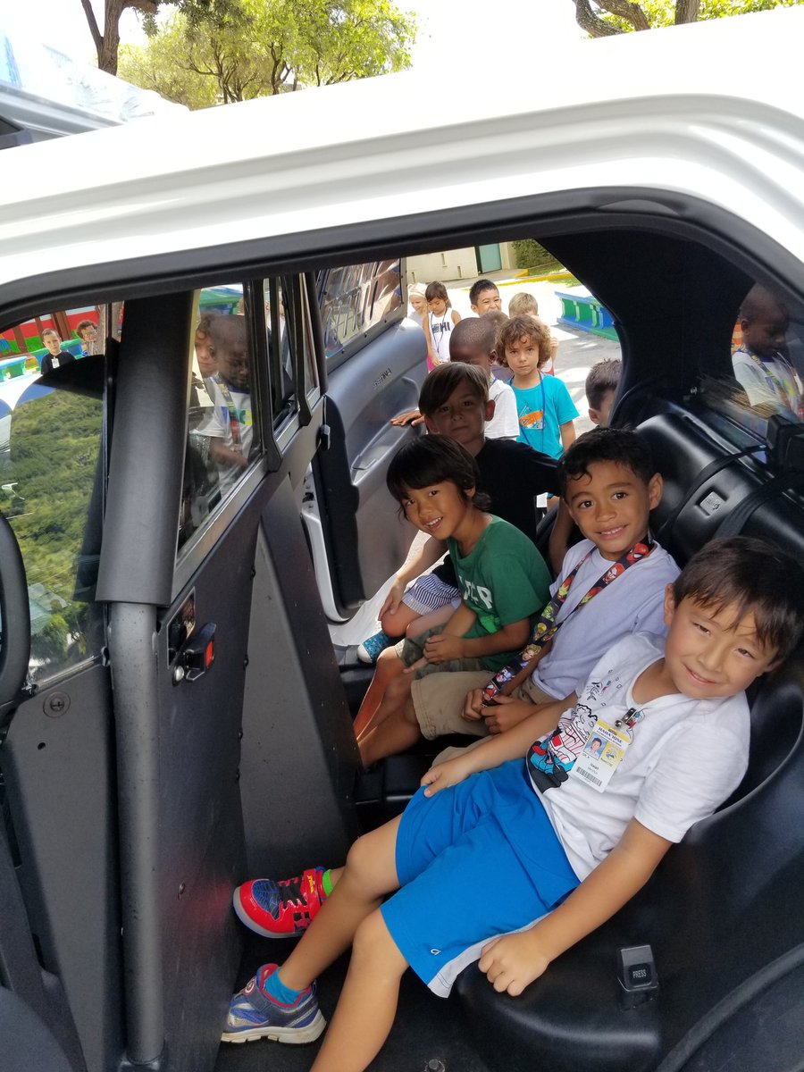 Kalei69's tweet photo. HPD's finest...teaching our Kinders about the tools they use and being a police officer for our PYP How We Organize Ourselves unit on community helpers. 
#HPDsfinest
#IBHawksFly https://t.co/cY5ke0dz09