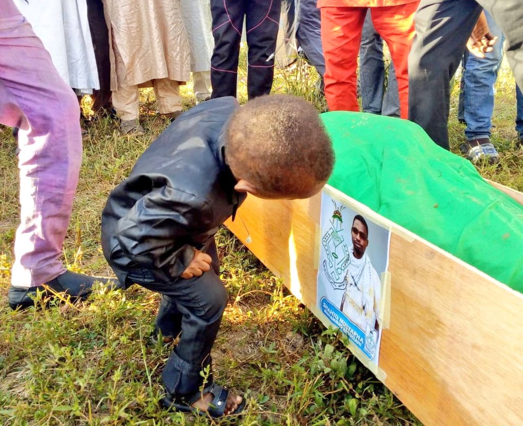 BaqeerG's tweet photo. Very heart-rending pictures of 2 years old son of Mustapha Ingawa, who's killed by @HQNigerianArmy Abul-Fadl Abbas Mustapha, saying his final farewell to his father. 💔😭 https://t.co/bGBvZrHgVD