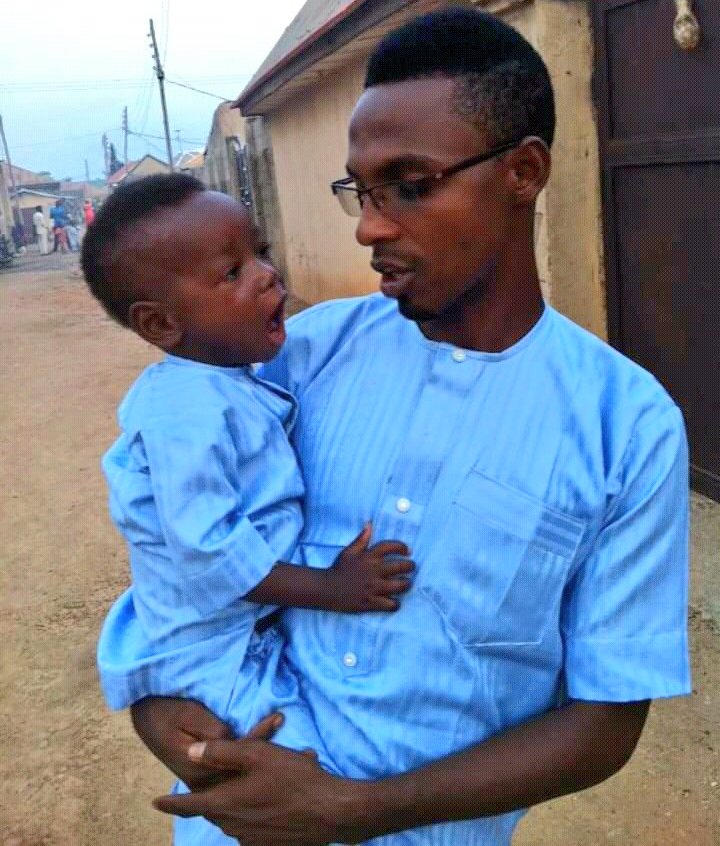 BaqeerG's tweet photo. Very heart-rending pictures of 2 years old son of Mustapha Ingawa, who's killed by @HQNigerianArmy Abul-Fadl Abbas Mustapha, saying his final farewell to his father. 💔😭 https://t.co/bGBvZrHgVD