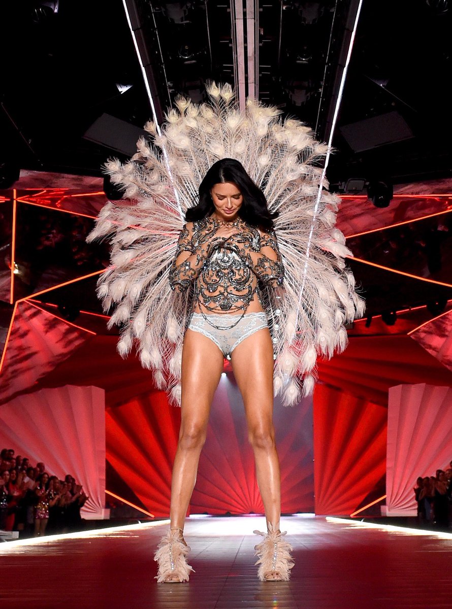 jasmine7882's tweet photo. @VictoriasSecret without @AdrianaLima is NOT Victoria's Secret😭💔I will miss you...
It’s not too much say that your runway on #VSFS2013 makes me What I am!! From now on, I admire you and your performance💘You are my role-model and goal 👼🏻💕I will love you forever😘
Thank you😍 https://t.co/jacgU1fqU5
