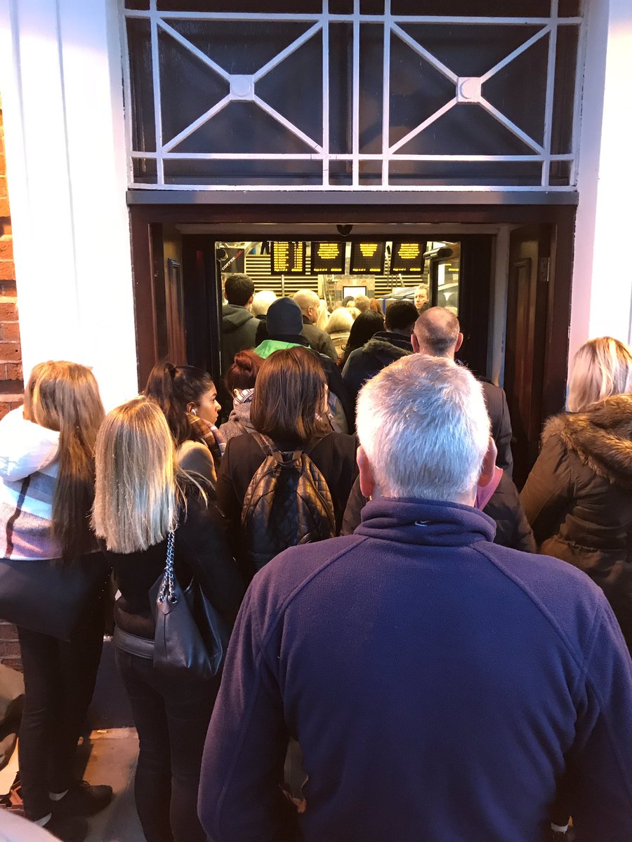 CurzonJa's tweet photo. No entry at Romford station? #tflrail #romford #delays https://t.co/OjkSglX2VQ