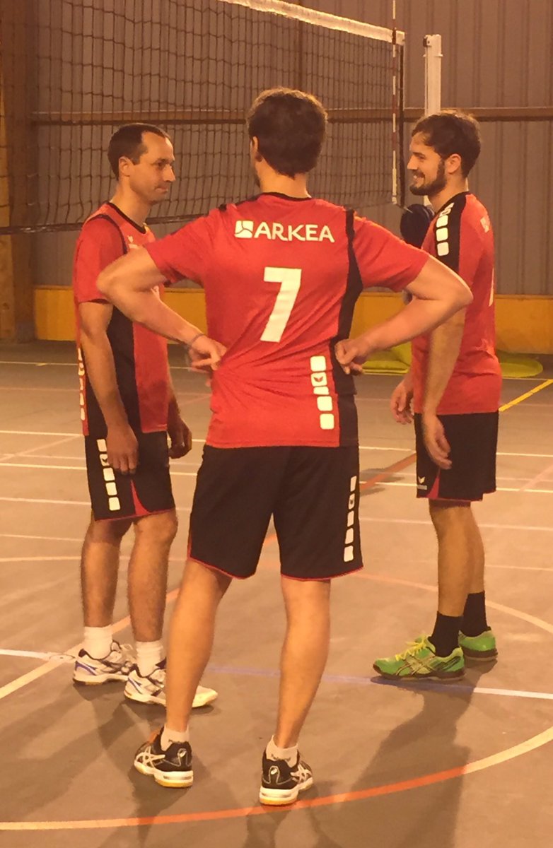 BMimeret's tweet photo. 3 matchs, 3 victoires ! Un excellent début de championnat @fsgt pour notre équipe de volley 🏐 du @cmarkea https://t.co/pvijzXeaAK