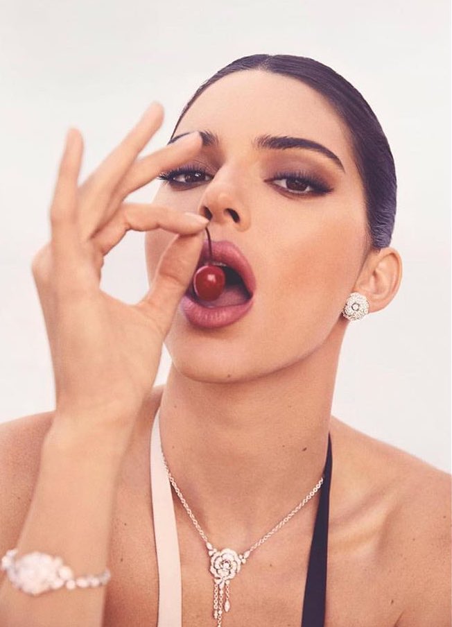 StreetFashion01's tweet photo. Kendall Jenner in a Chanel Campaign🖤 https://t.co/i8VJu2xS6t
