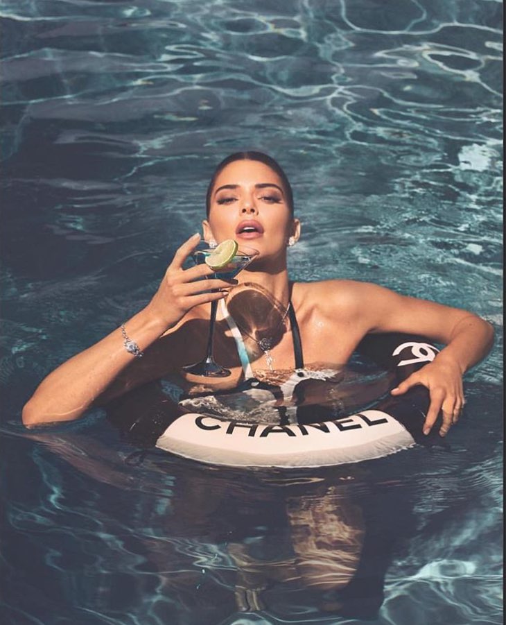 StreetFashion01's tweet photo. Kendall Jenner in a Chanel Campaign🖤 https://t.co/i8VJu2xS6t