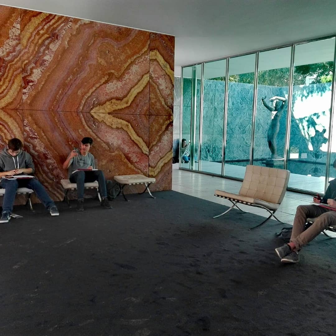 PadreDamianSSCC's tweet photo. Sortir de l'aula és fonamental per aprendre i connectar el que treballem a classe amb la realitat. Alumnes de #2nbtxpd que fan dibuix 👩🎨✍️ han visitat l'emblemàtic Pavelló Mies van der Rohe per treballa les perspectives còniques! #aprenentatgesignificatiu #sortides @FundacioMies https://t.co/tRWWbHQmtt