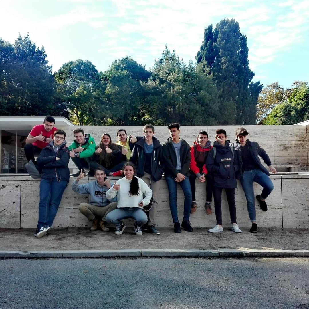 PadreDamianSSCC's tweet photo. Sortir de l'aula és fonamental per aprendre i connectar el que treballem a classe amb la realitat. Alumnes de #2nbtxpd que fan dibuix 👩🎨✍️ han visitat l'emblemàtic Pavelló Mies van der Rohe per treballa les perspectives còniques! #aprenentatgesignificatiu #sortides @FundacioMies https://t.co/tRWWbHQmtt