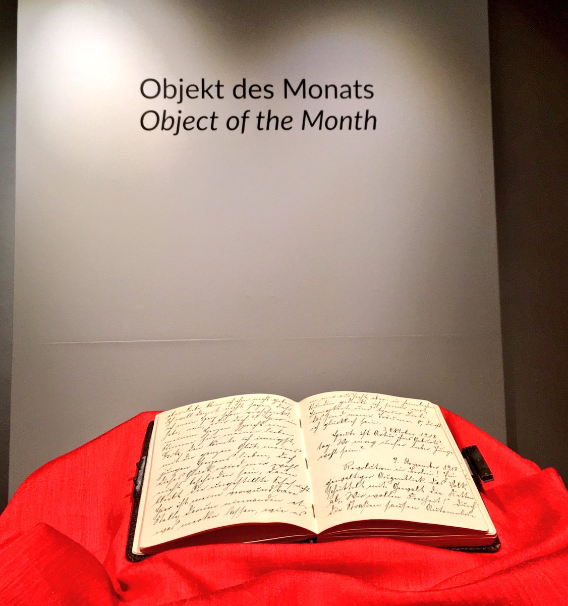 StadtmuseumBLN's tweet photo. #OTD 1918 - Revolution:
#ObjektdesMonats in #BerlinZEIT ist daher das Tagebuch der damals 17-jährigen Berlinerin Hildegard Philipp. #MärkischesMuseum
Und ab 23.11. „Berlin 18/19 - Das lange Leben der Novemberrevolution“. #RevolutionBerlin #revolution100
https://t.co/KZaeKWrkp5 https://t.co/DNsvm8g9jL