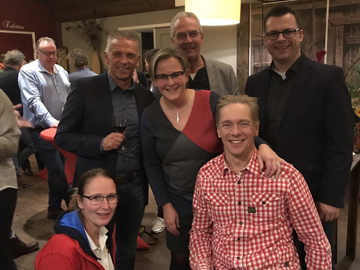 TeamPAd6's tweet photo. Gisteravond is een delegatie van Team PA aanwezig geweest bij het @Reuvershoeve business event. @ESturing deelde in de 1e helft van de avond een inspirerend verhaal over zijn loopbaan als speler en trainer van onder meer @MijnVitesse Arnhem en de 2e helft stond 1/2 https://t.co/55Cy7uJaYA