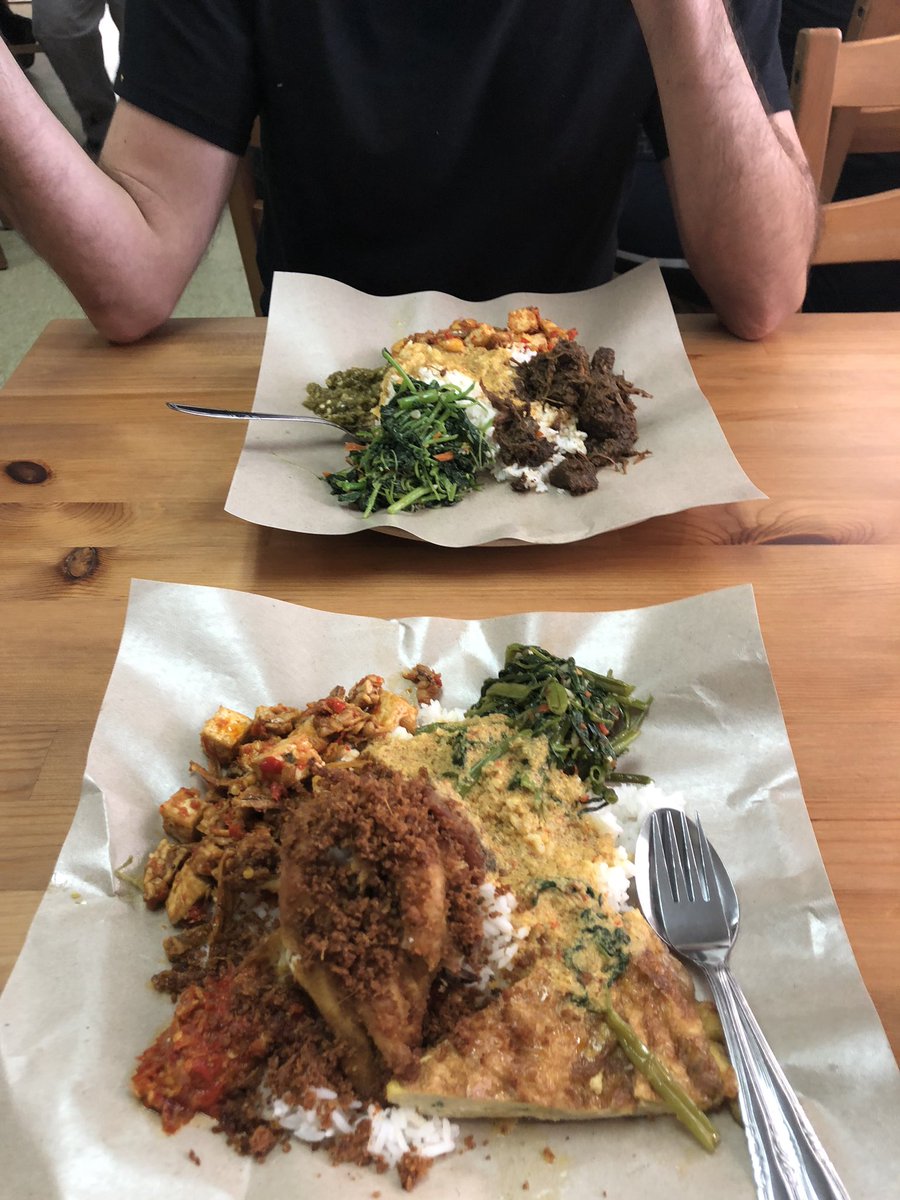 Nasi padang with  @DellAnnaLuca: human nature, travel, Taleb, split brain experiments, rationalization, cultural differences re: work & migration, hyphenated identities, sabbaticals, plans, cover stories, being writers, working on books, susceptibility, principles vs group loyalty
