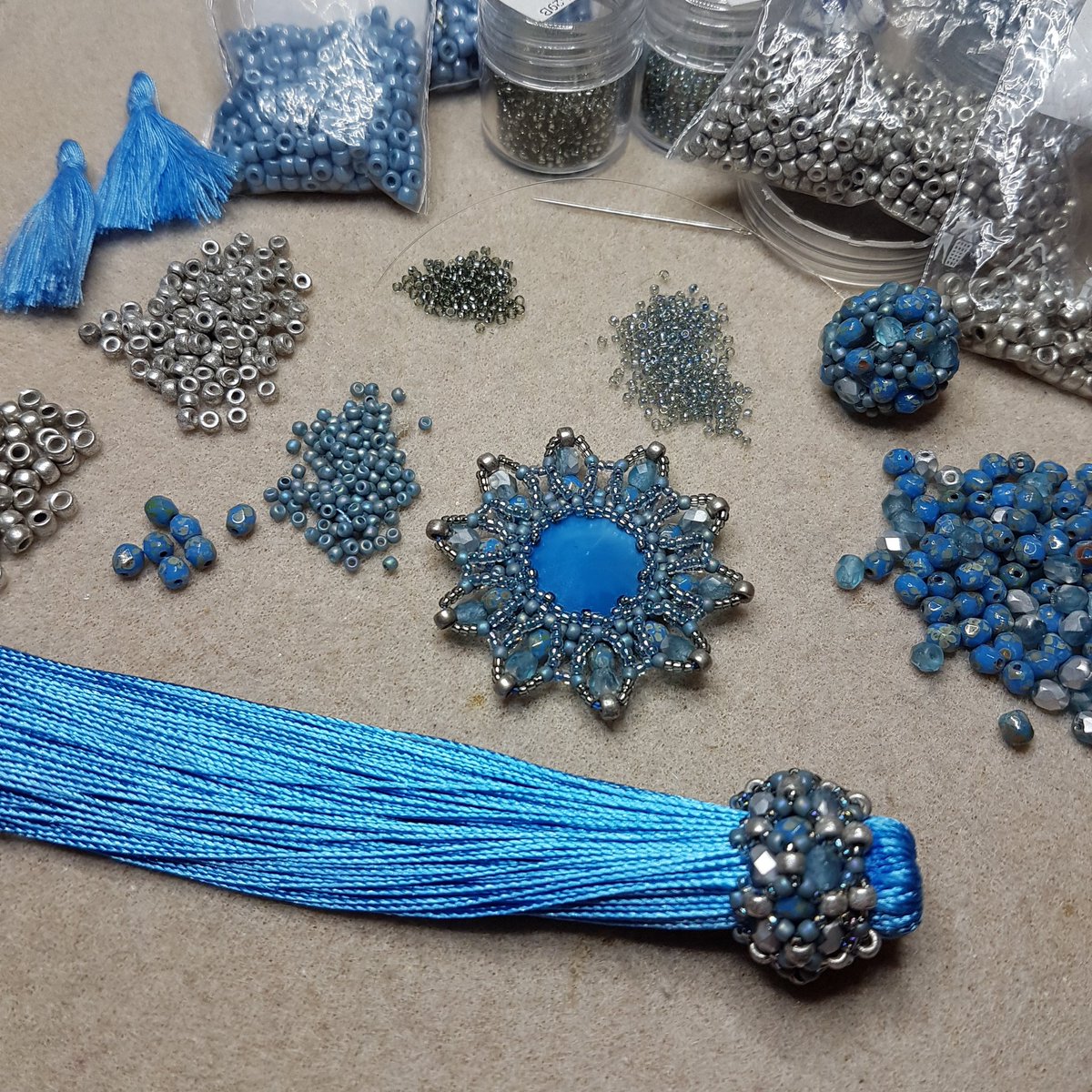 KajaBijoux's tweet photo. Another sample in progress...
#beading #beadingclass #pendant #rivolistar #matuborivoli #matubobeads #tohoseedbeads #gbbeads #firepolishedbeads #handmade #jewellery by #kaja_bijoux #prague #glassbeads  #bespokejewellery #beadedjewellery #original #czechdesign #ilovemyjob https://t.co/AF9mPawc3f