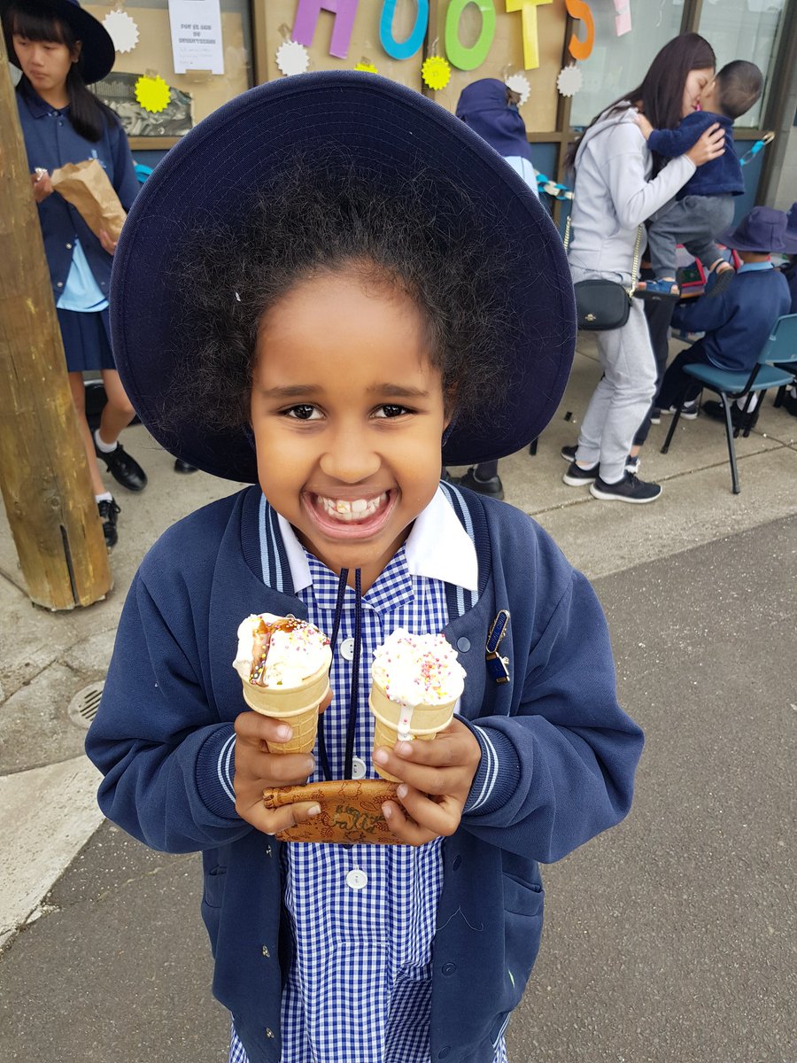 MrsKristyMussel's tweet photo. Enjoying the mini fete and raising money for St Vincent De Paul society @stpeterssws 
#cupcakedecorating #facepainting #manicure #icecream #spiders #sugarhigh https://t.co/t9mixL831C