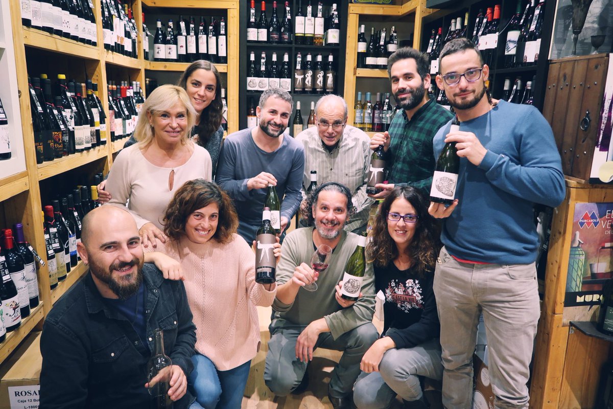 vinsdepedra's tweet photo. 😊Ahir a @alavadelacruz el grup de #WineLovers que volien descobrir la @DOConcaBarbera, ho va donar tot!
👉🏼Un gran interès pels vins però també pel territori i pel nostre projecte!
#vinsdepedra #doconcadebarbera #montblanc #vicatala #catalanwine #roadbcn #alavadelacruz https://t.co/yNCR3P9DIA