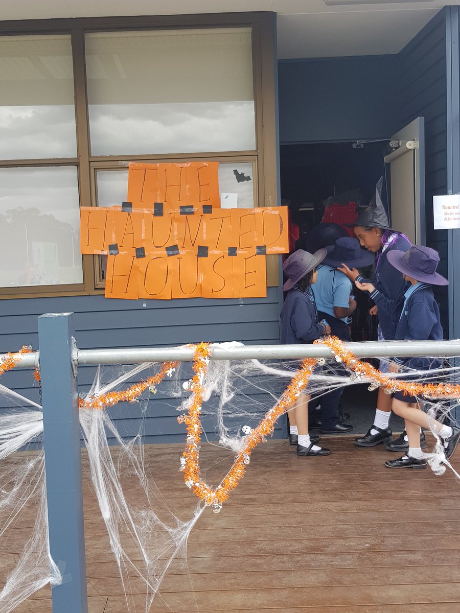 MrsKristyMussel's tweet photo. More fun from the St.Peter's mini fete today! @stpeterssws 
#teachersgettingwet #spongethrow #goodsports #raisingmoney https://t.co/aqbsLhPRr8