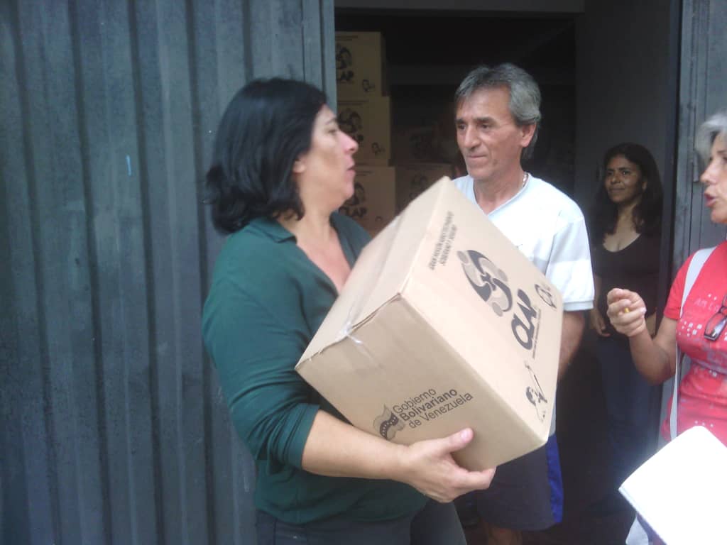 Hombres y mujeres del claps *EL CERRO* recibieron del equipo político municipal  un acompamiento junto a los candidatos y candidatas a concejales en el casa a casa llevando alegría <a href="/NicolasMaduro/">Nicolás Maduro</a> <a href="/ConElMazoDando/">Con el Mazo Dando</a> <a href="/ELYPERNIAPSUV/">Ely Pernia</a> <a href="/FreddyBernal/">Freddy Bernal</a> <a href="/BermudezJoseA/">Bermúdez José</a>