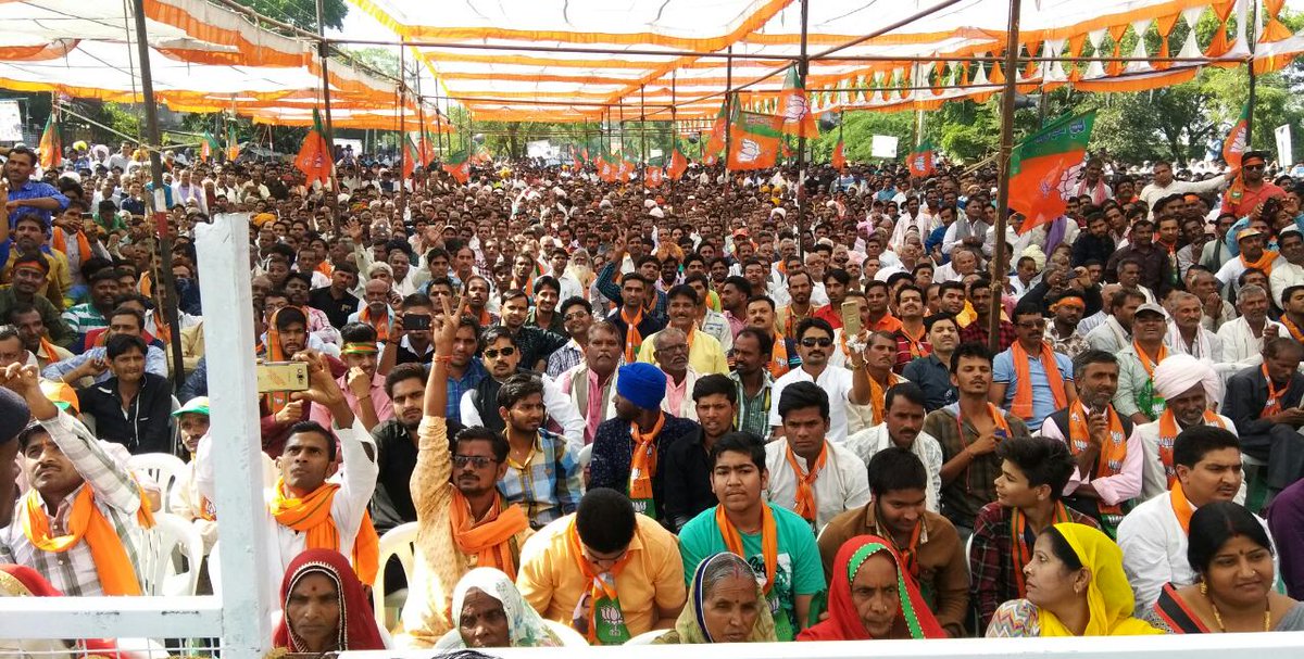 OfficeofSSC's tweet photo. एक किसान का बेटा मुख्यमंत्री की कुर्सी पर 13 साल से बैठा है, 15 साल से काँग्रेस सत्ता से बाहर है, जनता का प्यार मुझे मिलता है इसीलिए काँग्रेस को गुस्सा आता है: श्री @ChouhanShivraj #MP4BJP https://t.co/aqamZdTSAZ