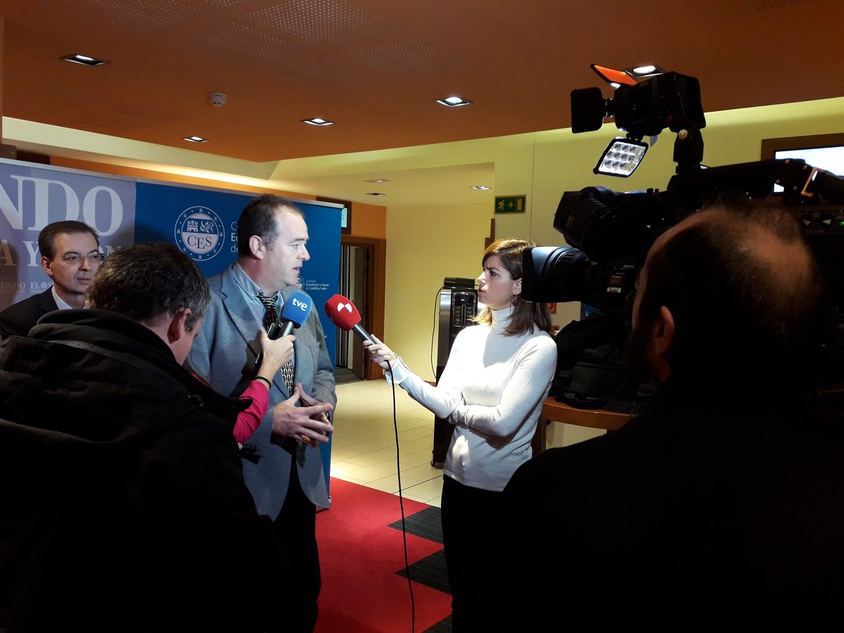ceoe_cyl's tweet photo. El representante de @cecale_cyl y presidente de @confaes Juan Manuel Gomez @juanma665 atiende a los medios de comunicación antes de comenzar la jornada de @cescyl y @DiarioCyLMundo "Estrategias para el impulso de un nuevo modelo de política de vivienda en Castilla y Leon". https://t.co/hUSxVcXFP0