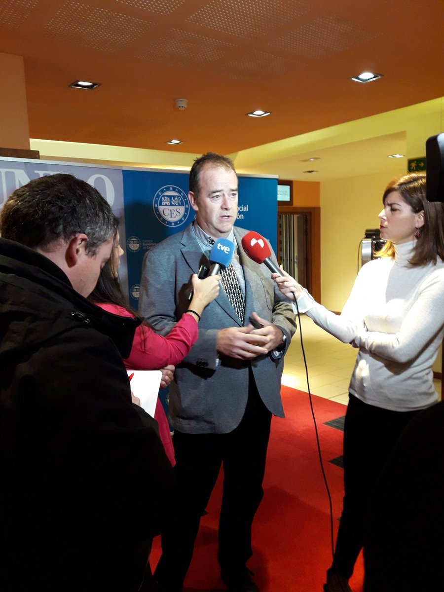ceoe_cyl's tweet photo. El representante de @cecale_cyl y presidente de @confaes Juan Manuel Gomez @juanma665 atiende a los medios de comunicación antes de comenzar la jornada de @cescyl y @DiarioCyLMundo "Estrategias para el impulso de un nuevo modelo de política de vivienda en Castilla y Leon". https://t.co/hUSxVcXFP0