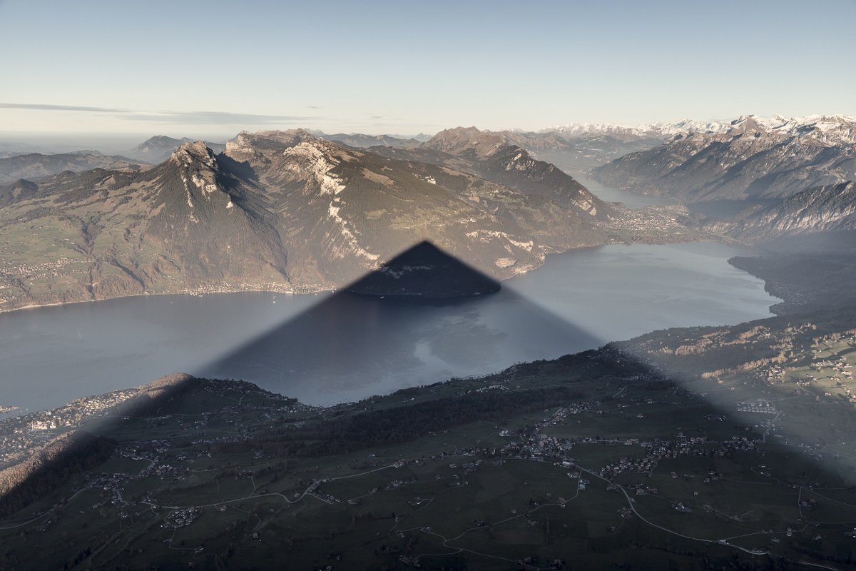 Naturwunder! Schweizweit einmalig! Der Niesen - die schönste Aussichtspyramide der Alpen - wirft am Nachmittag seinen Schatten über den Thunersee! Natürlich nur bei schönem Herbstwetter! Nur bis 11.11.
<a href="/Niesenbahnag/">Niesen</a> <a href="/madeinbern/">madeinbern</a> <a href="/BernerOberland/">BernerOberland</a> 
bit.ly/2xKNUQp