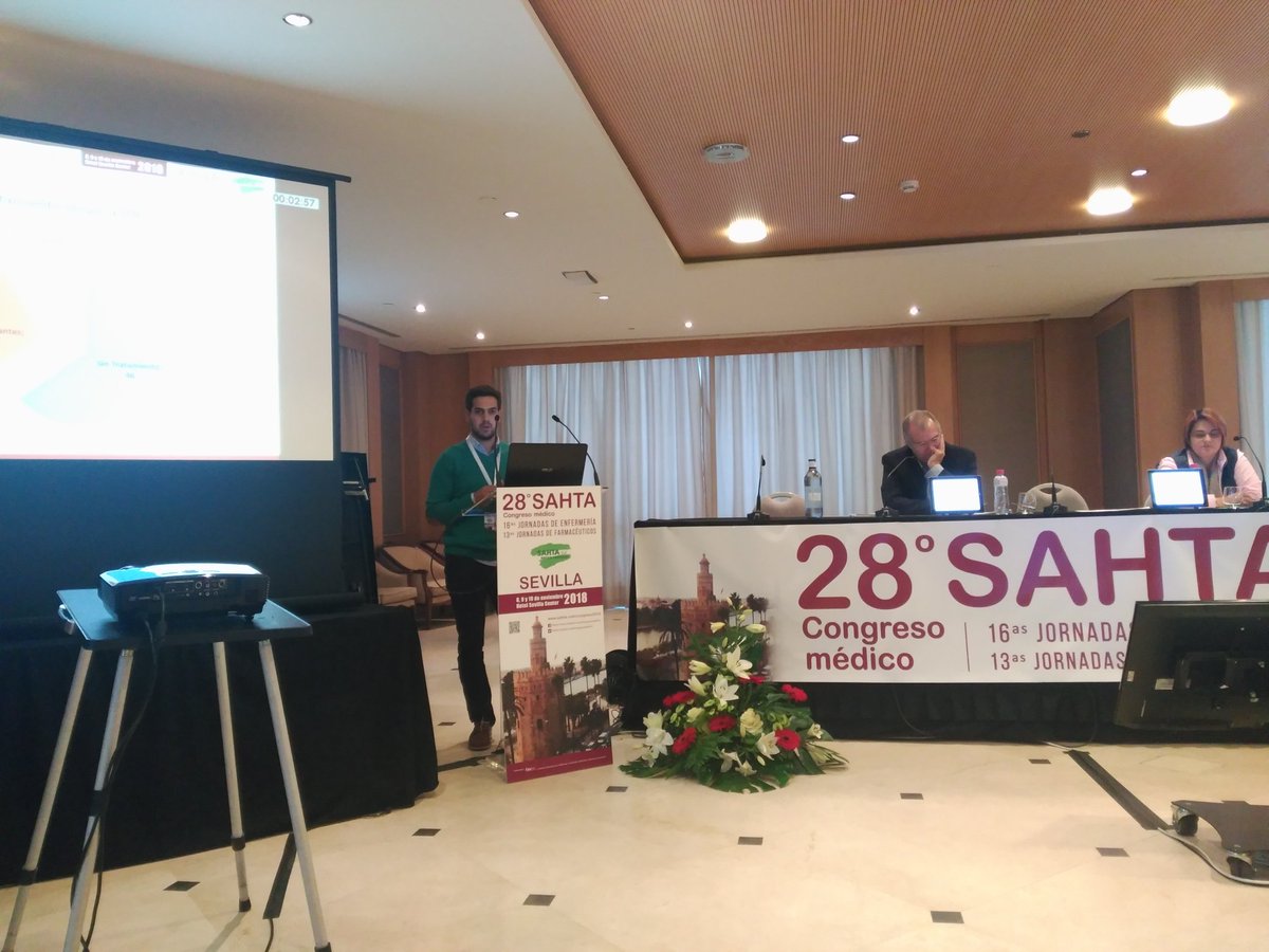 SAHTA_Sociedad's tweet photo. Mientras, ya ha comenzado la defensa de casos clínicos de #SAHTAsevilla #SAHTA2018 en el gran salón. Los médicos exponen los resultados de sus estudios. Ahora mismo, el Dr. Batista del Centro de Montequinto de @HospitalUVRocio @joaquin_batista https://t.co/qyAxYD2xbf