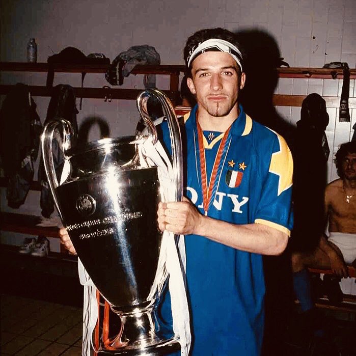 Alessandro Del Piero dengan tropi Liga Champions 1995/1996