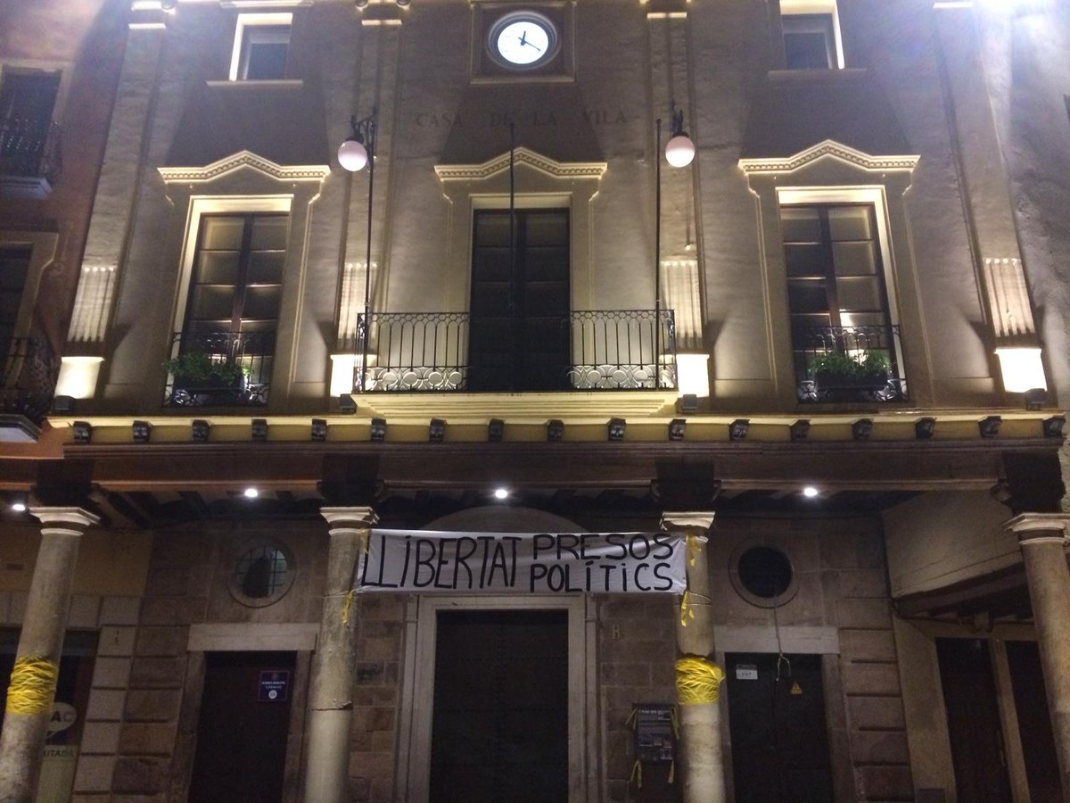 CBretxa's tweet photo. Abans d'ahir a la nit el feixisme treia la pancarta de #LlibertatPresosPolítics de la façana del Ajuntament, aquesta nit l'hem tornat a penjar. Ni un pas enrere. https://t.co/8XJAexFBim