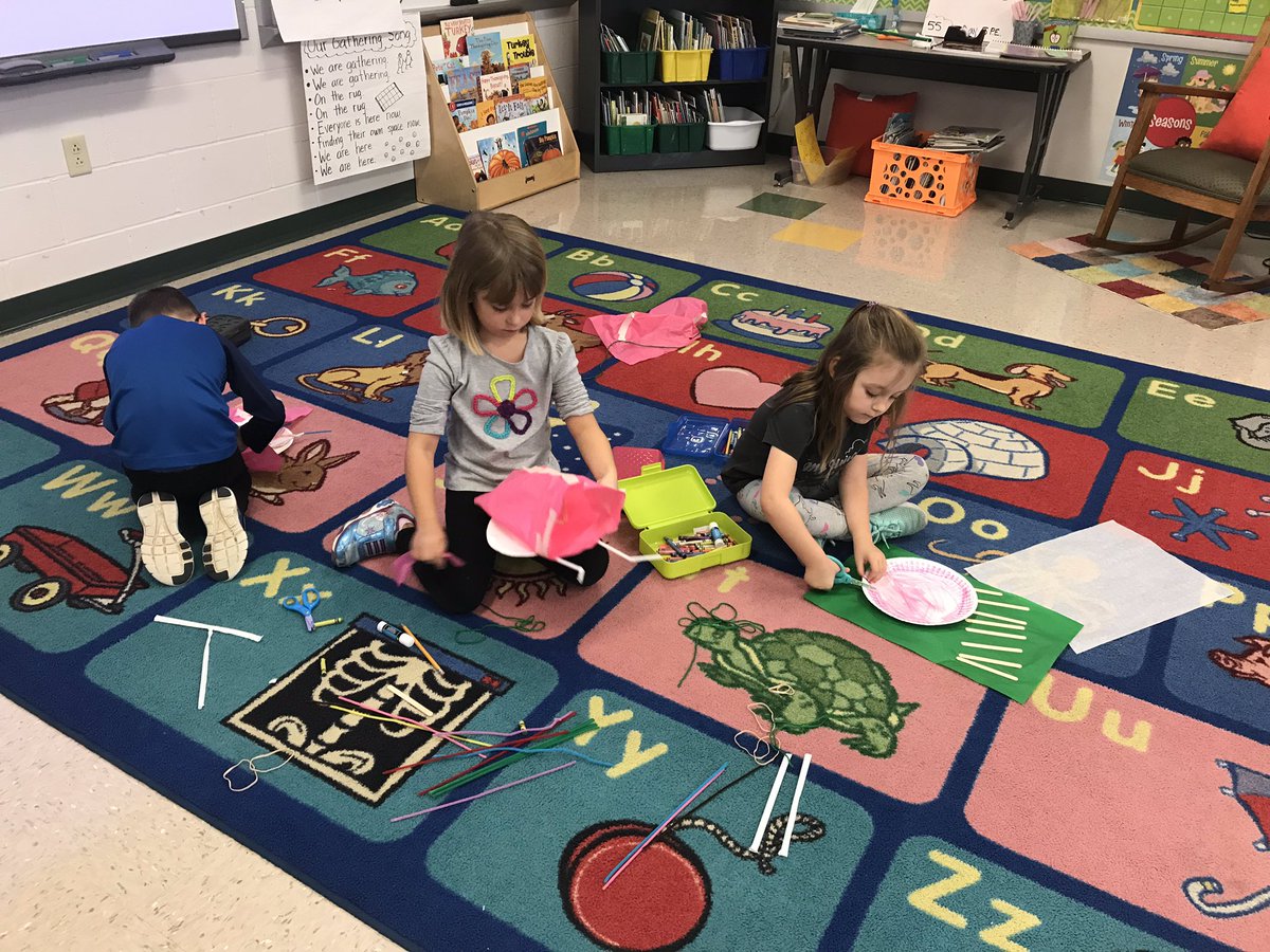 Kinder_Dogs's tweet photo. We had so much fun on National STEM day! Designing solutions for Jack to get down from the bean stock! #StopDropAndSTEM https://t.co/IImkW8bwRP