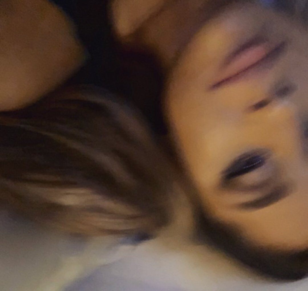 _caIImeangeI's tweet photo. i see no difference at all @ArianaGrande https://t.co/YYdCD56E2J