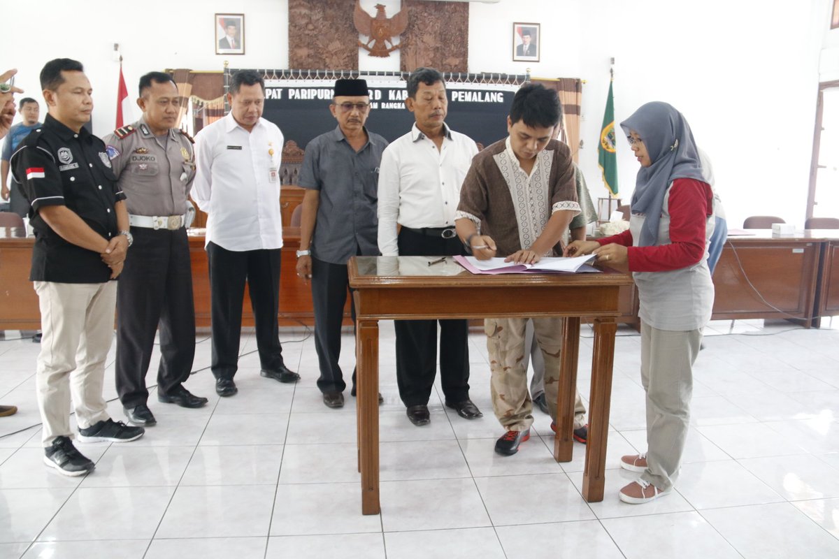 DPRD_Pemalang's tweet photo. Rapat kerja Komisi B DPRD Kab.Pemalang bersama OPD dan pihak terkait dalam rangka tindak lanjut Penandatanganan Nota Kesepahaman Transportasi Konvensional AKAP dan Online bertempat diruang Paripurna, Jum'at 9 Nopember 2018 https://t.co/61luwNKQEA