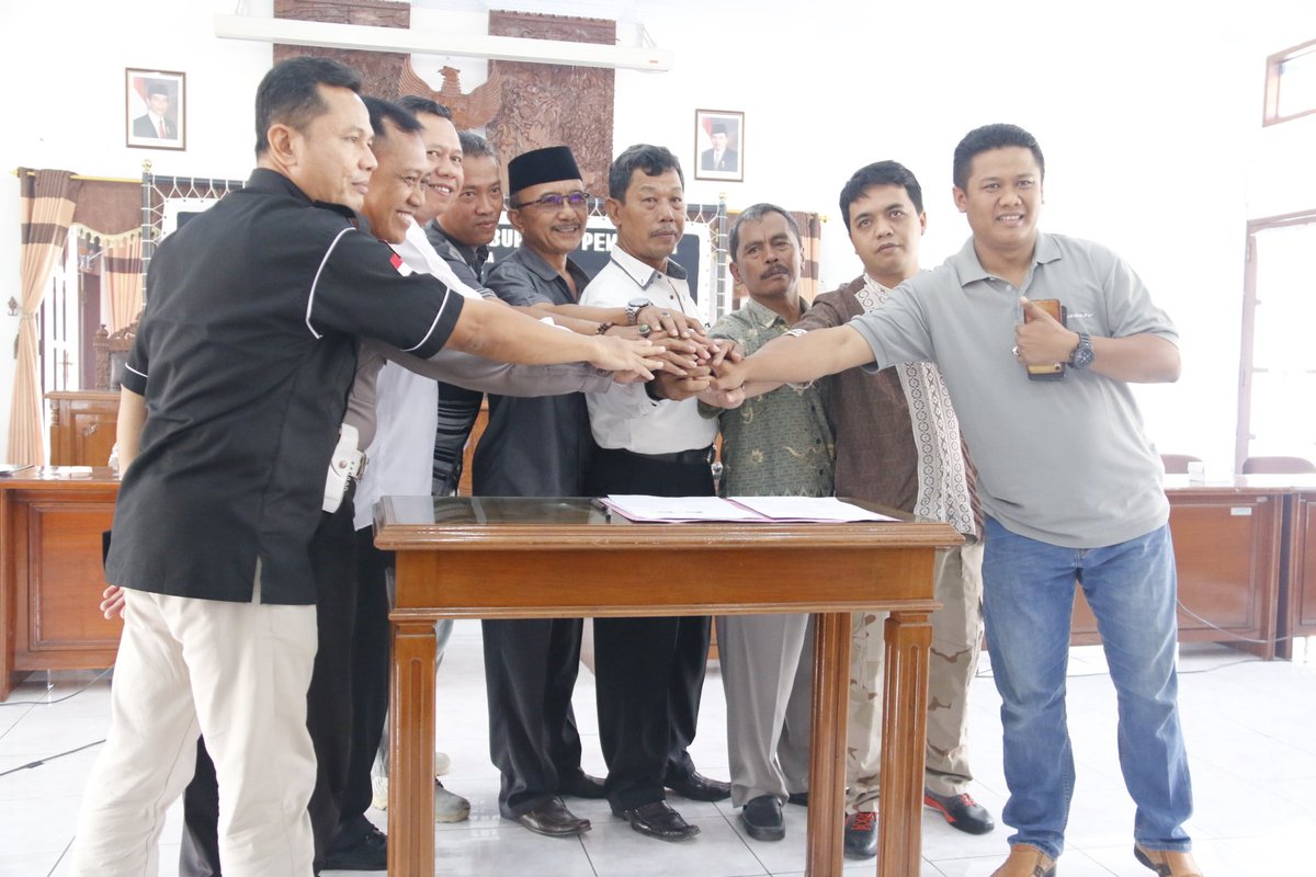 DPRD_Pemalang's tweet photo. Rapat kerja Komisi B DPRD Kab.Pemalang bersama OPD dan pihak terkait dalam rangka tindak lanjut Penandatanganan Nota Kesepahaman Transportasi Konvensional AKAP dan Online bertempat diruang Paripurna, Jum'at 9 Nopember 2018 https://t.co/61luwNKQEA