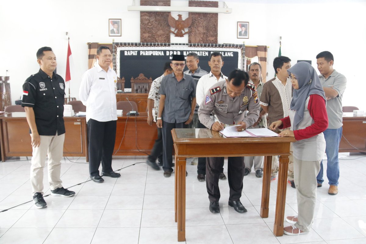 DPRD_Pemalang's tweet photo. Rapat kerja Komisi B DPRD Kab.Pemalang bersama OPD dan pihak terkait dalam rangka tindak lanjut Penandatanganan Nota Kesepahaman Transportasi Konvensional AKAP dan Online bertempat diruang Paripurna, Jum'at 9 Nopember 2018 https://t.co/61luwNKQEA