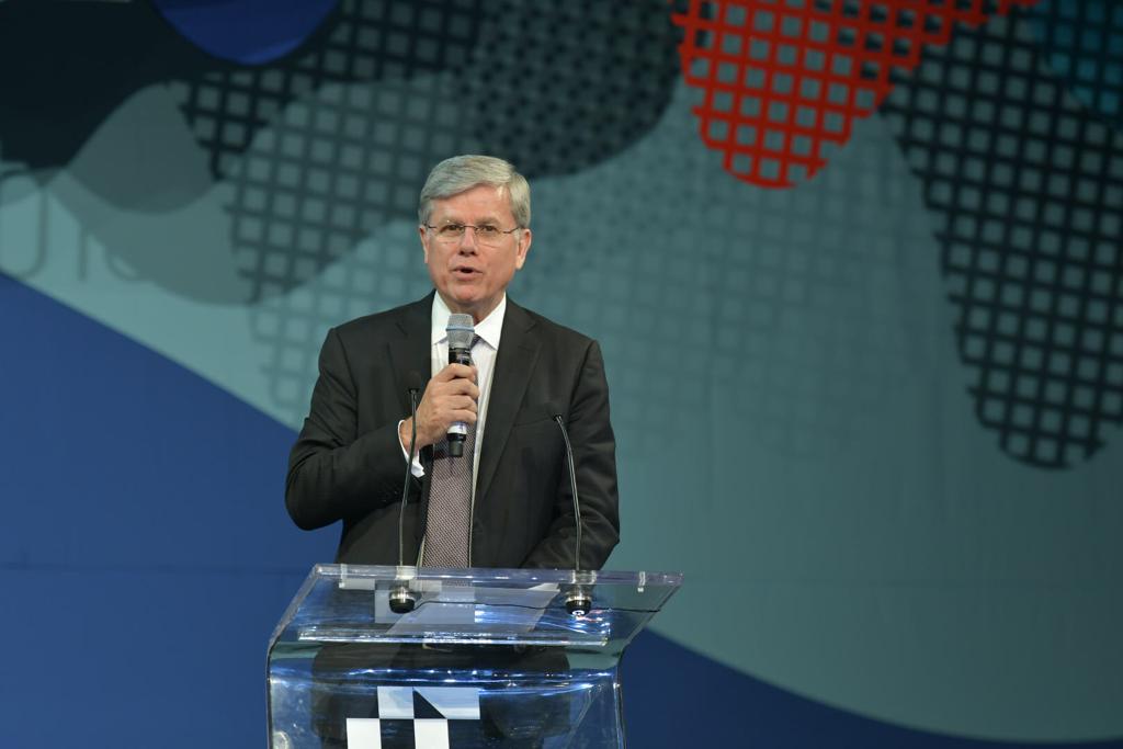 PREMIOOBRASCX's tweet photo. @Fernandogzz, Director General de @CEMEX, presenta el Premio Lorenzo H. Zambrano 2018. https://t.co/XomkPhVl9E
