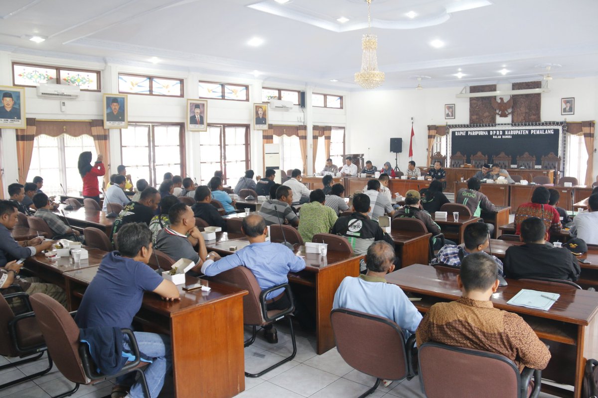 DPRD_Pemalang's tweet photo. Rapat kerja Komisi B DPRD Kab.Pemalang bersama OPD dan pihak terkait dalam rangka tindak lanjut Penandatanganan Nota Kesepahaman Transportasi Konvensional AKAP dan Online bertempat diruang Paripurna, Jum'at 9 Nopember 2018 https://t.co/61luwNKQEA