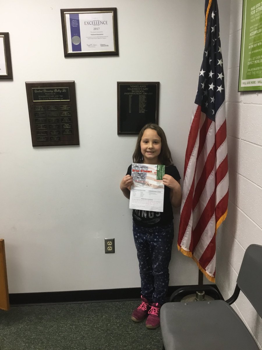 DeSotoVineland's tweet photo. 🤗⭐️We are so proud of these amazing students!!🐉🤩 #praisereferral #vinelandrocks https://t.co/zCz7MBNPLa