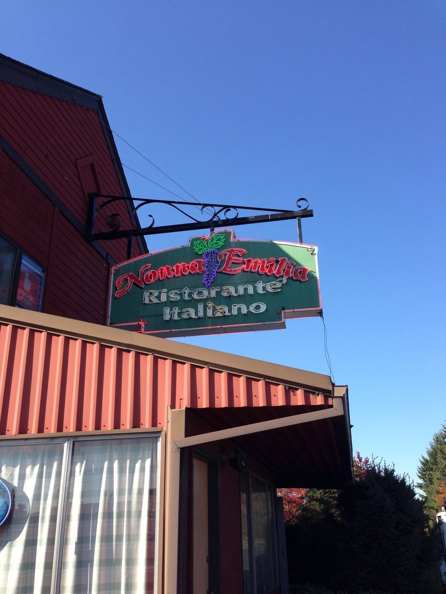 UOVP_Dr_T's tweet photo. .@TravelOregon .@TravelLeisure .@FoodNetwork Dinner at another classic—Nonna Emilia’s in the Aloha, Hillsboro area! Takes me back to the 70’s! I forgot how BIG the Calzone is at Nonna’s!! BEST EVER—worth at least 3 meals!! Visit Nonna’s at 170th & TV Highway! #OregonBest https://t.co/lGBrDN6Mzx