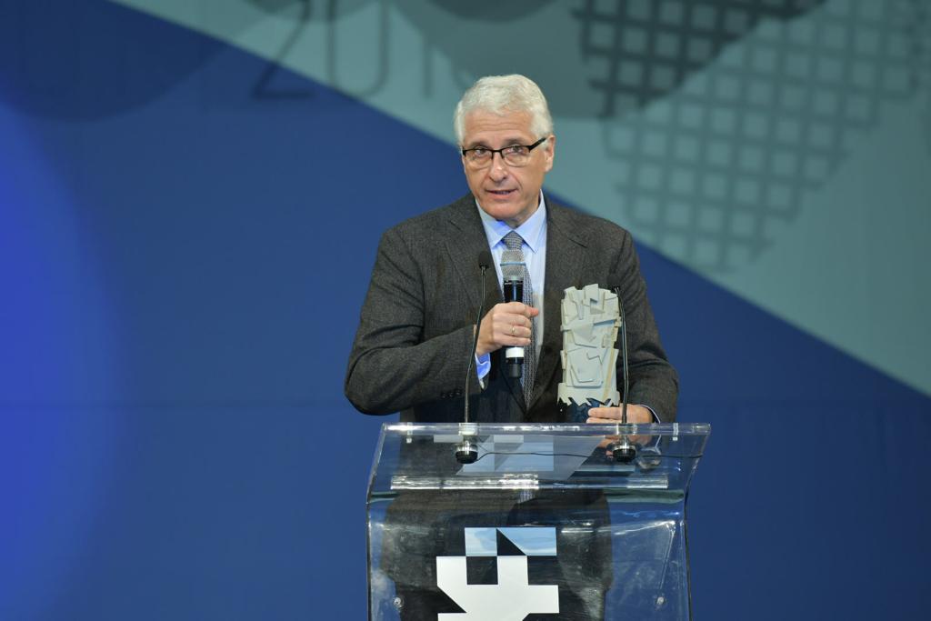 PREMIOOBRASCX's tweet photo. ¡Muchas Felicidades a Javier Manterola, Ganador del Premio Lorenzo H. Zambrano 2018! Recibe el premio Antonio Martínez Cutillas en su representación. https://t.co/zAMWkX4PFl