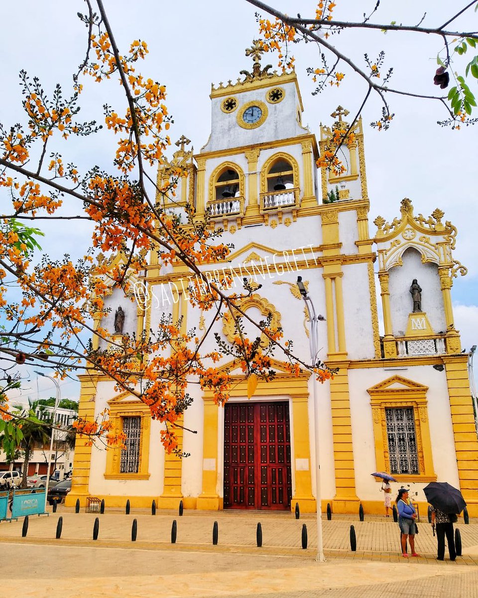 turismo_lorica's tweet photo. Una hermosa postal de la Iglesia Central de Santa Cruz de Lorica #DestinoTuristico #CentroHistorico @AlcaldiaLorica @pit_lorica @redpueblos @pitscolombia fotografía > @sadithprensnegrett https://t.co/GUteN63oiJ