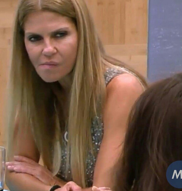 Zoely0226's tweet photo. La cara reventada de una señora mayor que no puede aceptar que Tony y Miriam (dos joveneces solteros)  tonteen despues de una fiesta #SomosLaAudiencia8 #SomosLaAudiencia8N https://t.co/fbHDuIf1AB