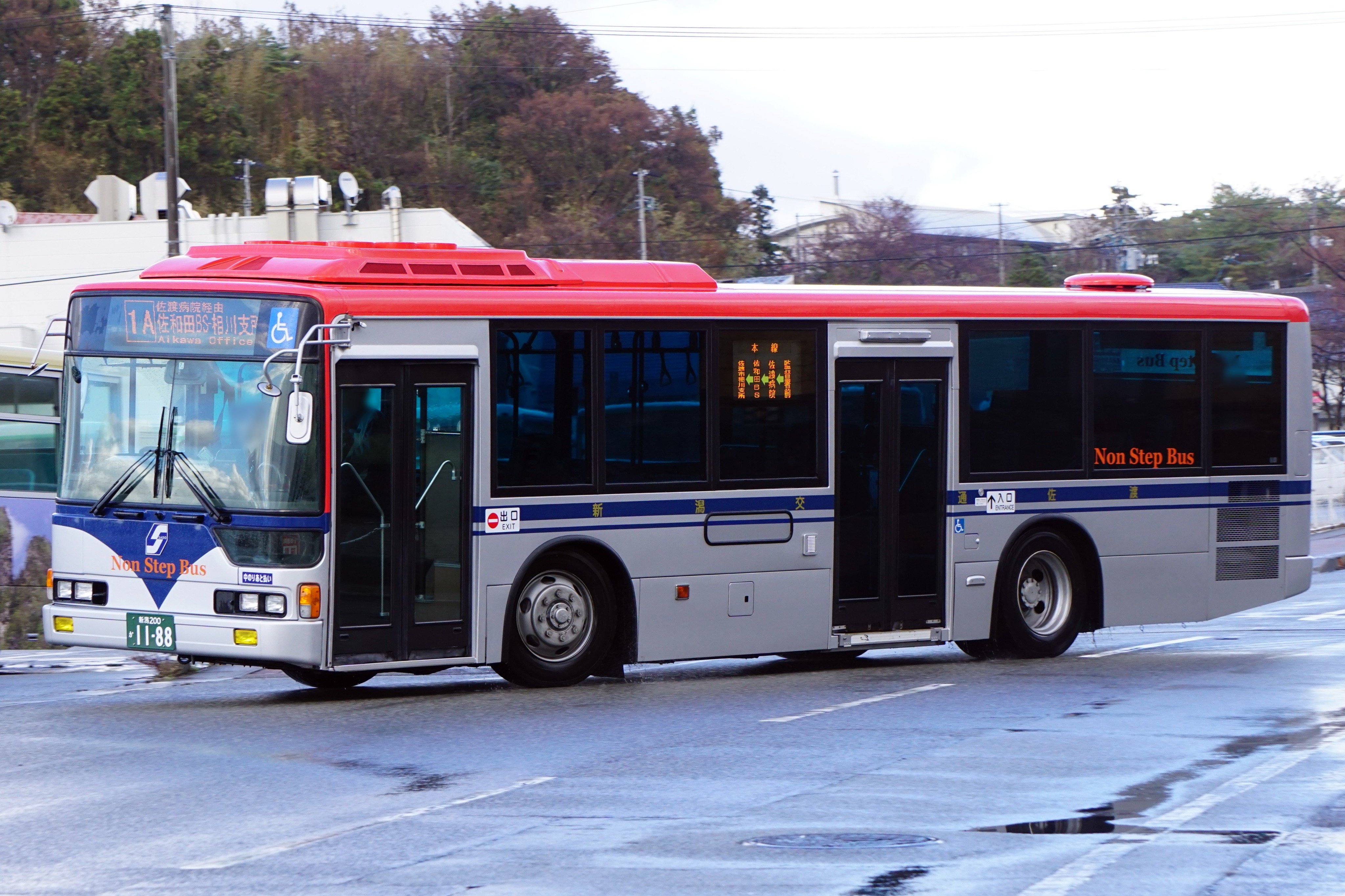 砂場のととりべ Pa Twitter 新潟交通佐渡 新潟0か11 H11 M 佐和田 Kc Mp747k 99年式 元日本中央バス どうもマニアックな中古車調達をしているようで日本中央バスのmp747が1台入っています ブルーガラスの固定窓と種車自体もかなり個性的です T Co
