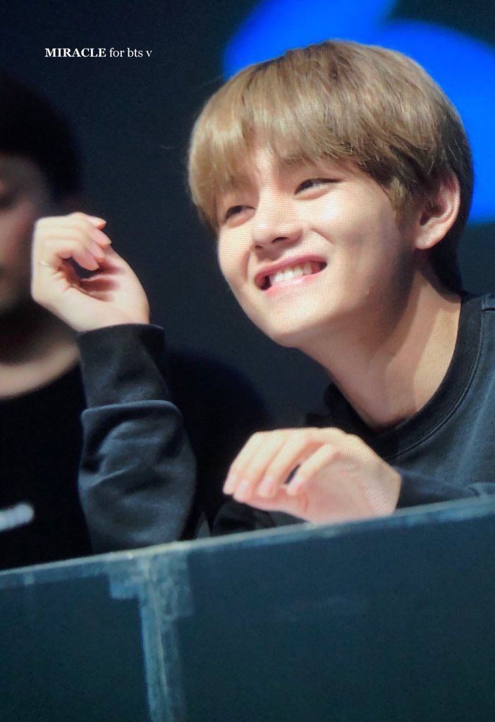 chand1003's tweet photo. Been very sick the last couple of days. Couldn't enjoy Diwali... But waking up to these pictures makes me feel a little better. Thanks for cheering me up always #Taehyung, you don't even know what power you hold, it's crazy haha! 💜
@BTS_twt #bts #pumafansign https://t.co/gbYueY67p5