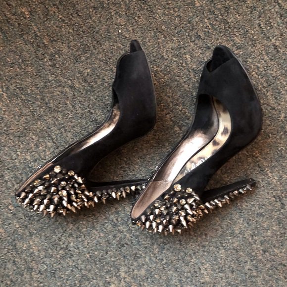 ReginaMina's tweet photo. So good I had to share! Check out all the items I'm loving on @Poshmarkapp #poshmark #fashion #style #shopmycloset #christianlouboutin #samedelman: https://t.co/MrJMIHndXf https://t.co/Xu8wc1kmDo