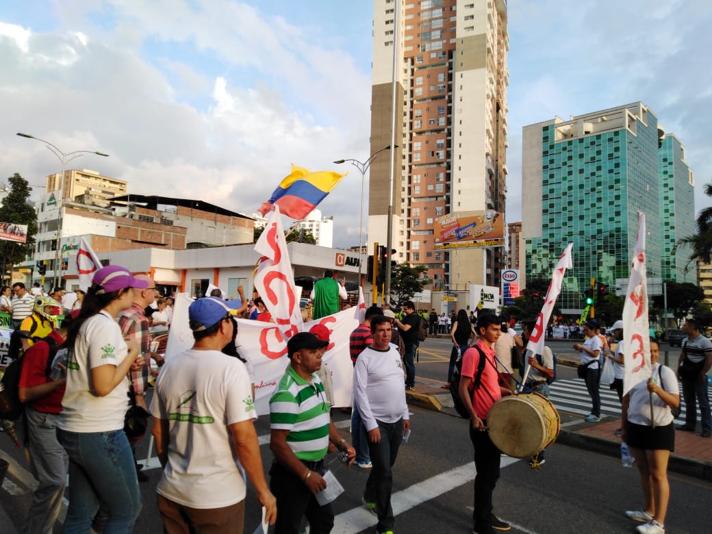 OCESantander's tweet photo. La OCE nuevamemte presente en las calles, recalcando que podemos realizar una marcha de forma pacífica, evitando la violencia e invitando a luchar con argumentos y no piedras. https://t.co/soOjpfSJc9