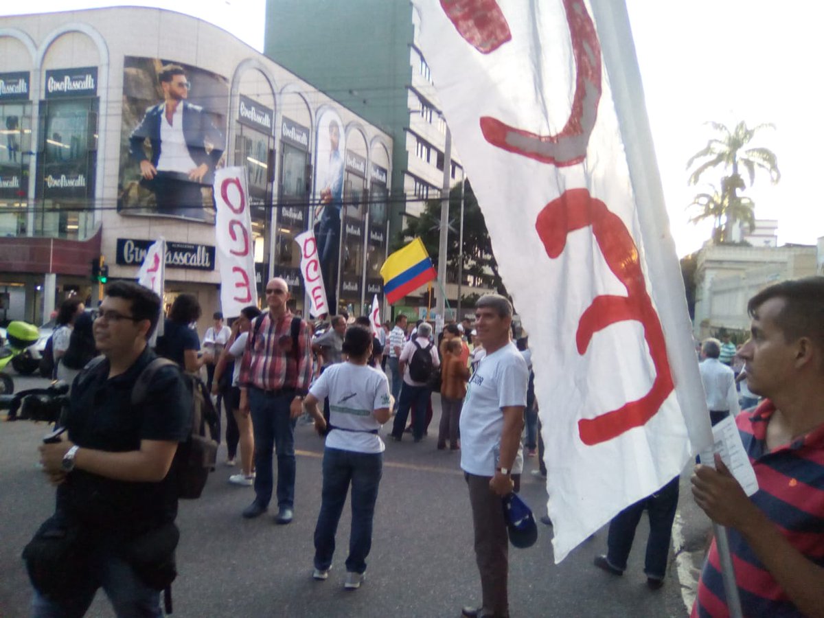 OCESantander's tweet photo. La OCE nuevamemte presente en las calles, recalcando que podemos realizar una marcha de forma pacífica, evitando la violencia e invitando a luchar con argumentos y no piedras. https://t.co/soOjpfSJc9